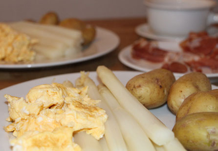 Frühlingsküche mit frischen Spargelgerichten in der Brasserie Rendezvous