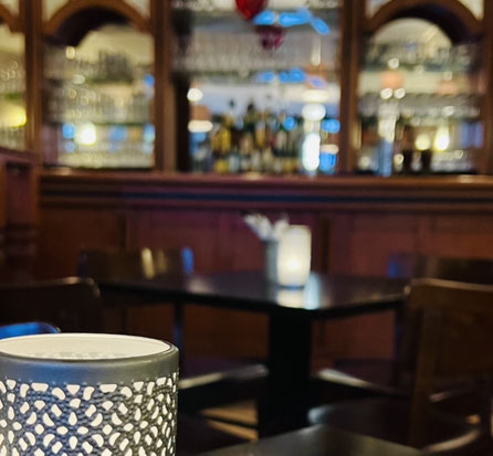 Mittagstisch und Bistroatmosphäre in der Brasserie Rendezvous Hannover