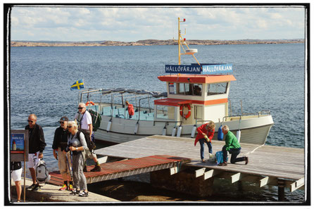 Mit der Fähre geht es auf die Insel Hällö Fyr
