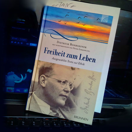 Book cover with the conterfei of Dietrich Bonhoeffer