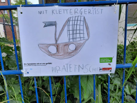 Die Kindergartenkinder präsentieren ihre Arbeiten an dem Kindergartenzaun.