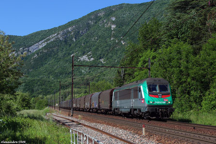 Ce train de "Coïls" tracté par la BB 36353 ne va pas tarder à franchir la gare de Virieu le Grand.  Elle assure le train entre Dijon Perrigny et Modane