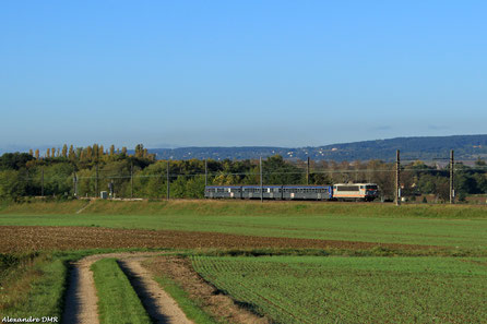 Quelques km avant la gare de Corgoloin c'est la BB 25641 qui est en charge d'un TER matinal entre Mâcon et Dijon. Octobre 2014