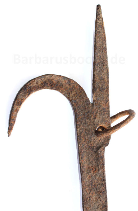 Sieht nach einer Stangenwaffe aus, ist es aber nicht. Der Ring am Ende Spitze signalisiert ein Arbeitsgerät.