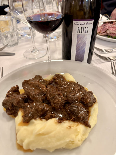 Stufato d'asino: stoverij van ezel, gegaard in rode wijn: licht zoetige, wildachtige smaak. En dit alles in Osteria al Blanchi in Brescia.