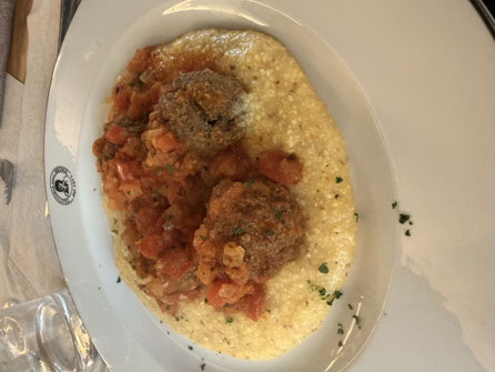 Polpette de Cavallo (gekruide paarden-frikadellen in tomatensaus) met polenta. Uiteraard een waanzinnige match tussen de zuurtjes van de tomaten, de frisheid van de corvina en de smeuiigheid van beiden.