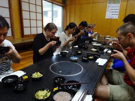 応量器（禅宗の修行僧が使用する食器）を用いた精進料理