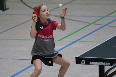 Frieda Strugholz wurde Bezirksmeisterin bei den Mädchen 11 und sicherte sich zudem die Bronzemedaille im Doppel in der Mädchen 11 Konkurrenz und der Mädchen 13 Konkurrenz an der Seite von Carolina Corstick.