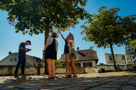 Vier Personen inspizieren auf ihrem Teamevent in Luzern ein Hinweis auf den gestohlenen Diamanten. Die Schnitzeljagd ist mehrsprachig spielbar und bietet eine kreative Idee für den Teamausflug nach Luzern.