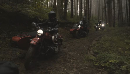 brav in Reih und Glied geht es über die schlammigen Waldwege