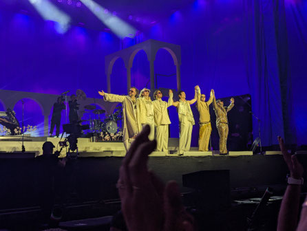 Roy Bianco & die Abbrunzati Boys verneigen sich vor ihrem Augsburger Publikum nach dem Konzert in der WWK Arena