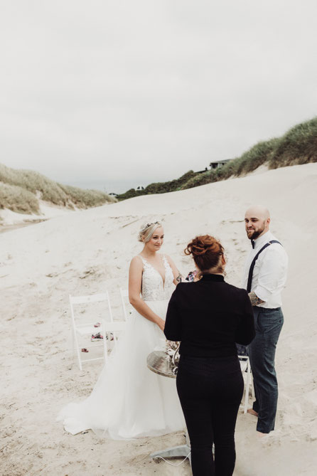 Am Strand in Dänemark verheiratet Constanze Marienfeld ihr Brautpaar an einem Menschenleeren Strand. 