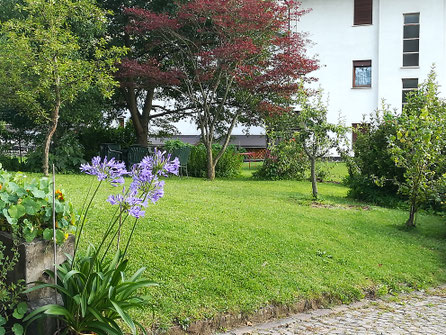 Il grande giardino ombreggiato e tranquillo