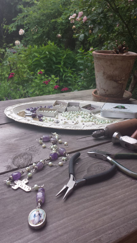 Rosendraht Rosendraht.de Schmuck spirituell christlich Rosenkranz Rosenkränze handgemacht Unikate Schmuckunikat Unikatschmuck Gebetskette Silber Edelsteinschmuck Kreuz Herz Maria Jesus Christus Glaube Heiliger Geist gesegnet Segen Schmuckdesign