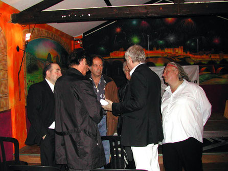 Patrick Sébastien écoute attentivement notre équipe qu'il a immédiatement adoptée avec son ami Norbert SERRES patron de la célèbre Fiesta Bodéga de Carcassonne.