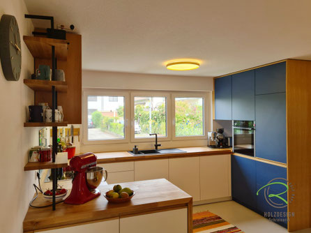 Schreinereiküche von Schreinerei Holzdesign Ralf Rapp in Geisingen geplant, gefertigt u. montiert eine neue Küche nach Bestandsumbau in Radolfzell-Markelfingen Eiche Massivholz-Arbeitsplatte, beige Unterschränke & deckenhohe Alpenseeblaue Hochschrankzeile