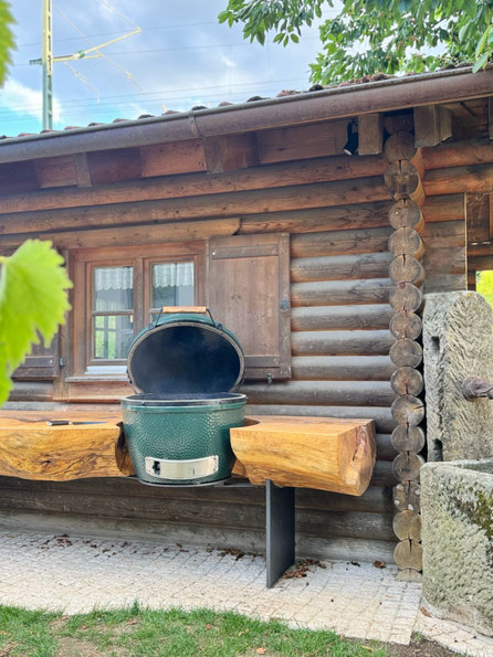 Big Green Egg auf pulverbeschichteter Stahlkonstruktion zwischen massiven Bohlen einer Geisinger Esche für eine individuell gefertigte Outdoor-Grillstation