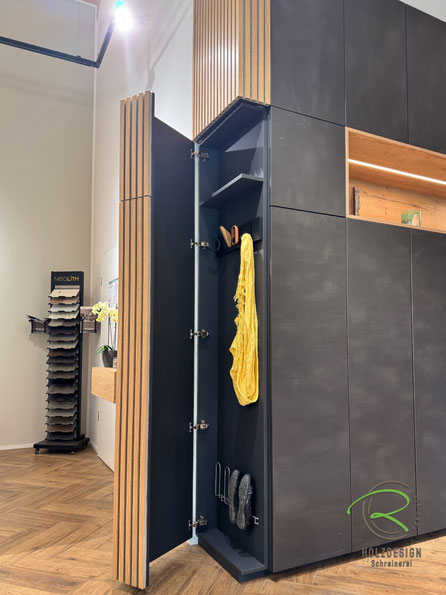 Eckschrank mit Schuh- & Jackenaufbewahrung dekorativen Eiche Akustik Lamellen für den schmalen Korridor