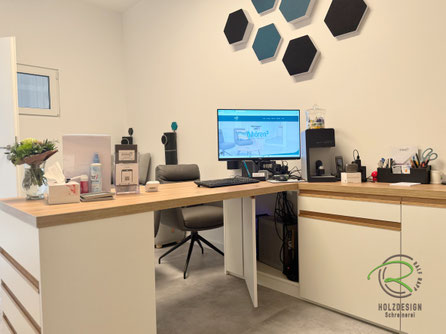 Hörakustik-Messgerät im Schrank unter dem Schreibtisch integriert, mit Hinterlüftung und maximal 2–3 m Abstand zu den Kopfhörern in einer Hörakustik-Praxiseinrichtung.