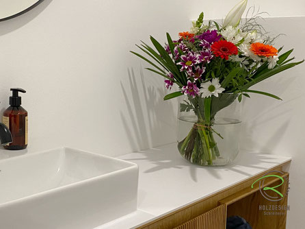 Von Wand bis Wand hängender Waschbeckenunterschrank für Gäste-WC in Villingen im Schwarzwald in Eiche Rillenoptik mit weiß durchgefärbter wasserfester Melaminharz Waschtischplatte und offenem Handtuchfach 