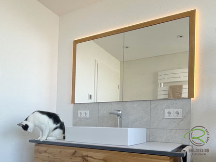 Maßgefertigter indirekt beleuchteter Spiegelschrank von Schreinerei Holzdesign Ralf Rapp im Landkreis Tuttlingen mit Eichen Rahmen voneingelassen in Wandnische