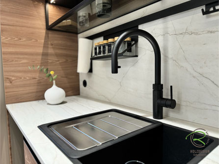Spülenzeile mit schwarzer Spüle mit Abtropfblech mit schwarzem Quooker - Cube: der Wasserhahn der alles kann von kochendes, gefiltertes, gekühltes, stilles & sprudelndes Wasser