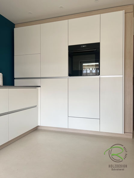 Maßgefertigte kleine Wohnküche für die Region Tuttlingen in weiß und Eichendekor mit raumhoher Hochschrankzeile mit Vorratschrank, Flaschenschrank, Kühlschrank, Kaffeeschrank und hochgesetztem Geschirrspüler