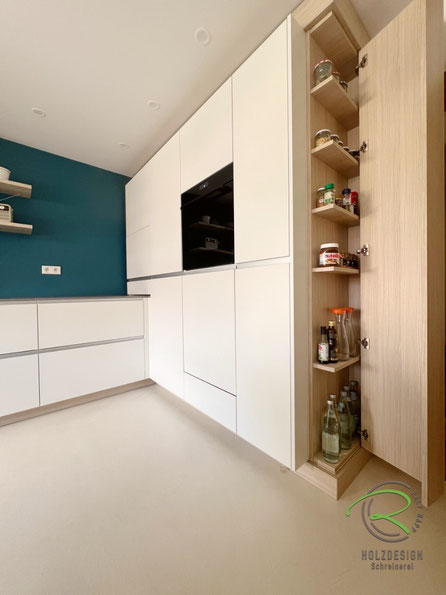 Kleine L-Küche in der Nähe von Tuttlingen von Schreinerei Holzdesign Ralf Rapp in Geisingen mit über Eck zu öffnenden Flaschen und Vorratsschrank, mit hochgesetzt eingebautem Geschirrspüler in der Hochschrankzeile