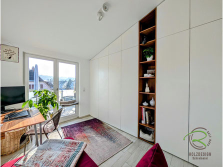 Homeoffice mit raumhohem Einbauschrank angepasst an die Dachschräge mit offenem Regal in Nussbaum furniert