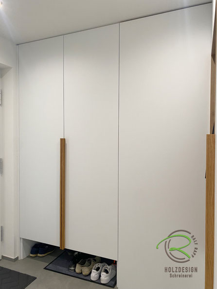 Garderobenschrank in weiß mit offener Schuhnische & Massivholz Eichen-Griffleiste von Schreinerei Holzdesign Ralf Rapp in Geisingen