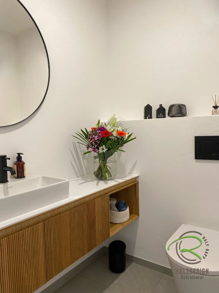 Von Wand bis Wand wändhängender Waschbeckenunterschrank für Gäste-WC in Villingen im Schwarzwald in Eiche Rillenoptik mit weiß durchgefärbter wasserfester Melaminharz Waschtischplatte und offenem Handtuchfach 