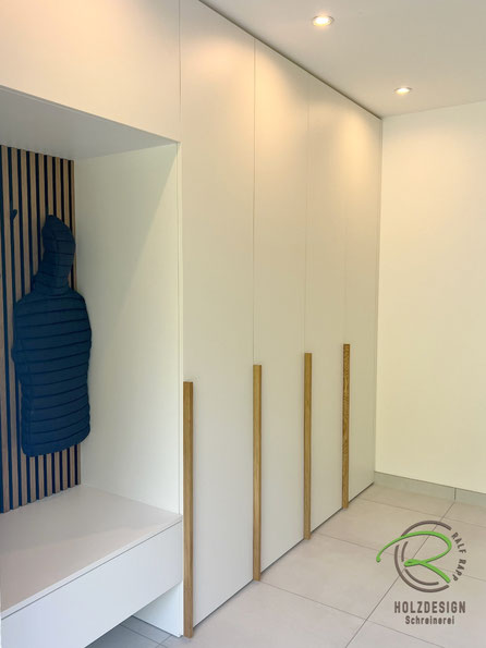 Maßgefertigter Garderobeneinbauschrank vom Schreiner in der Nähe Stockach mit Platz für Schuhe, Jacken, Sitzgelegenheit & Stauraum für Reinigungsutensilien