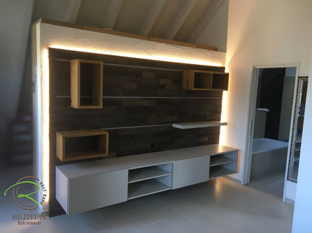 moderne Wohnwand mit warmweißer LED-Beleuchtung, Funktionale Wohnzimmerwand in Eiche Altholz & Eiche Natur,  modulare Wohnwand für individuellen Look mit Einhänge-Schienen-System, TV-Lowboard wandhängend mit Schiebetüren & offenem Regal, moderne Wohnwand 