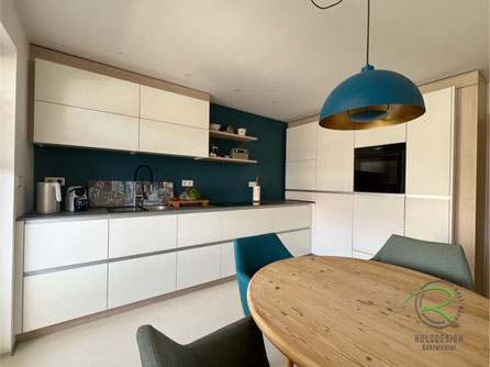 Kleine, grifflose L-Küche in weiß und Holzdekor von Schreinerei Holzdesign Ralf Rapp in Geisingen mit raumhoher Hochschrankzeile und Hängeschränken und Backofen über hochgesetztem Geschirrspüler