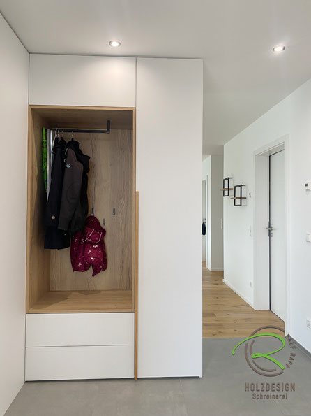 Dielenschrank nach Maß in weiß und Eiche mit offener Garderobennische & Schuhschrank als Raumteiler zum Wohnzimmer von Schreinerei Holzdesign Ralf Rapp in Geisingen