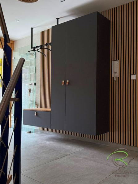 Wandhängender Garderobenschrank Engen im Hegau von Schreinerei Holzdesign Ralf Rapp mit Schuhschrank und geschlossenem Kleiderschrank in schwarz in Eiche