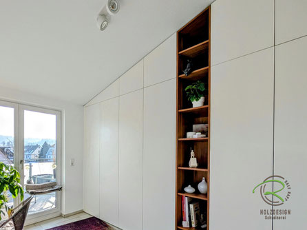 Maßschrank unter Dachschräge in Villingen-Schwenningen in weiß und Nussbaum furniert mit offenem Regal als Designelement
