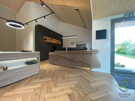 Büroeinrichtung mit geschwungener Empfangstheke in schwarz und Holz für Showroom mit Küchenstudio Geisingen von Schreinerei Holzdesign Ralf Rapp in Geisingen