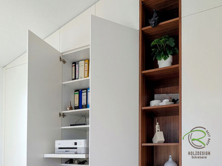 Maßgefertigter Dachnischenschrank mit Homeoffice-Lösung | Geöffneter Einbauschrank für Dachschrägen mit Ordnerfächern, Kleiderstangen und integriertem, ausziehbarem Druckerboden | Platzsparende Stauraumlösung nach Maß für Homeoffice, Garderobe und Kleidun