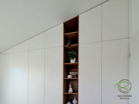 Maßgefertigter Dachnischenschrank – Perfekte Stauraumlösung für Dachschrägen | Individuell geplanter Einbauschrank für Dachnischen mit Kleiderstangen, Ordnerfächern und Garderobenbereich | Platzsparender Schrank nach Maß für Homeoffice, Kleidung & Jacken 