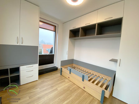 Kinderzimmereinrichtung nach Maß in  weiß u. grau von Schreinerei Holzdesign Ralf Rapp in Geisingen, Kindermöbel vom Schreiner, kleines Kinderzimmer einrichten mit funktionalen Möbeln vom Schreiner, Schreibetischschrank fürs Kinderzimmer in weiß u. grau