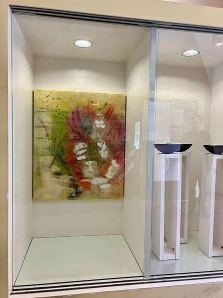 'Seeufer im Nebel', 2021, Acryl-Mischtechnik auf Leinwand, 120x100 cm, ausgestellt im Schaufenster der Galerie, Fotos © Christine Schätzlein