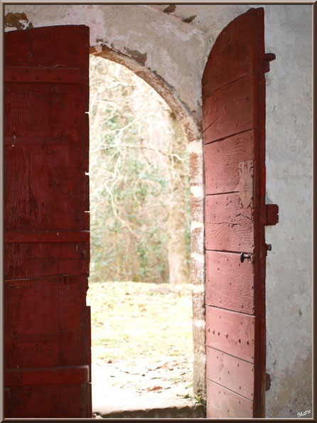 Eglise St Michel du Vieux Lugo à Lugos (Gironde) : porte d'entrée ouverte vers la clairière