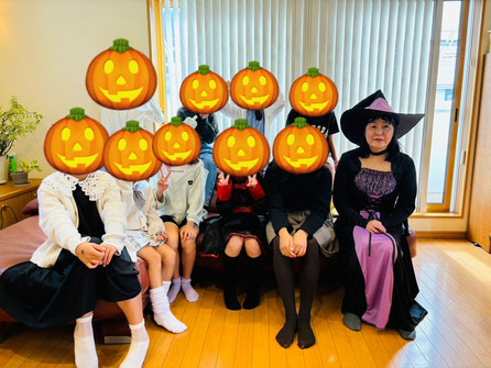 ２０２４年１０月２０日、神奈川県平塚市にある永井ピアノ教室で、ハロウィンお楽しみ会が行われ、その時に撮った生徒さん（小学３〜６年生）の集合写真。
