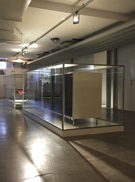 Vitrinen mit originalen Möbeln: Vitrine von Lilly Reich, Chaiselongue, Dessau-Tisch. Fotos: 23.10.2016, Ivo Hammer-Tugendhat