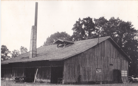 Vue de la distillerie avec sa cheminée avant transformation.