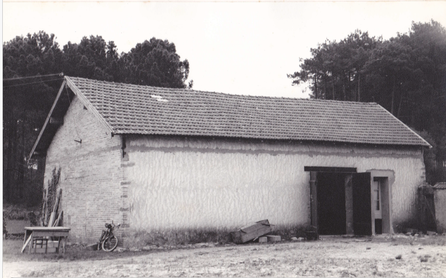 Le hangar en dur servant au stockage de la térébenthine.