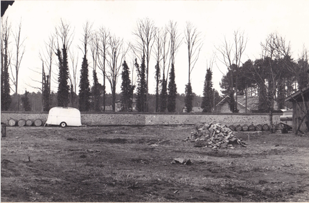 Les barriques alignées le long du mur d'enceinte.