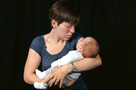 Junge Frau mit Baby, Inszenierung "Marias Schwestern" von Irene Kernthaler-Moser 