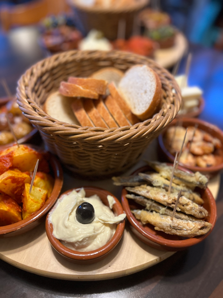 Mediterrane Tapas mit Aioli, Oliven und Baguette in der Brasserie Rendezvous Hannover-Bothfeld
